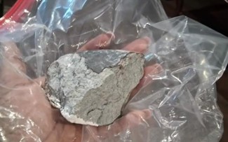 Thiên thạch lao xuống bang Texas, mảnh vỡ xuyên thủng mái nhà người dân