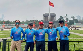 Nhóm bạn U.60 đạp xe xuyên Việt 'gom' yêu thương