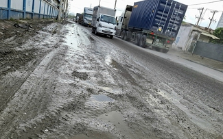 Đường sình lầy, đi lại khó khăn