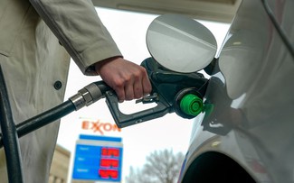 Giá dầu thế giới vượt mốc 100 USD/thùng