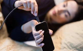 Vì sao điện thoại sạc chậm dù đang sử dụng bộ sạc nhanh?