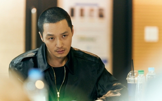 Chồng Tiffany (SNSD) gây bất ngờ khi cạo đầu sau thông báo kết hôn