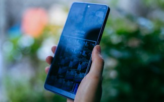 Lý do nhiều người thích nhìn trộm màn hình smartphone người khác