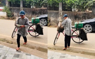 Người cha đạp xe gửi thiệp cưới con gái: Dân mạng xúc động, chuyển tiền mừng