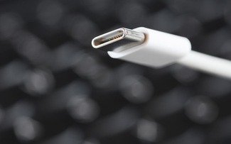 Tại sao cùng một sợi cáp USB-C mà máy này sạc nhanh, máy kia lại không?