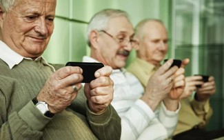 Người lớn tuổi và vòng xoáy lướt smartphone không điểm dừng