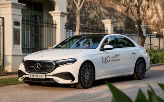 'Ôm' vô-lăng Mercedes E300 AMG vòng quay đảo Ngọc: Điều gì giá trị hơn chất sang?