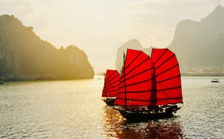 Ngắm vịnh Hạ Long trên thuyền buồm ba vách