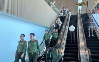 Lực lượng an ninh tỏa khắp sân bay Tân Sơn Nhất trong ngày cao điểm đầu tiên