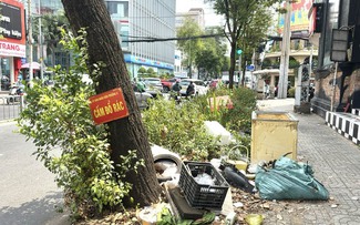 Rác tràn lan dù có biển cấm