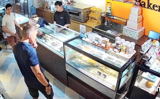 Bán chịu 200.000 đồng cho khách Tây, chủ tiệm bánh ở TP.HCM nhận cái kết bất ngờ