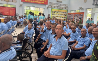 Công an TP.HCM trao 99 thẻ căn cước cho những người từng 'vô danh'