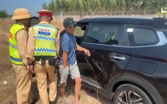 CSGT hỗ trợ tài xế buồn ngủ trên cao tốc dịp nghỉ lễ 30.4 - 1.5