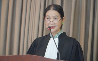 Luật sư hào hứng với cái ‘lưỡi thẳng’ của mình trên áo choàng mới