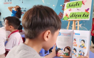 Học sinh sử dụng văn mẫu: 'Nhà con và bạn nuôi chung một con mèo!'