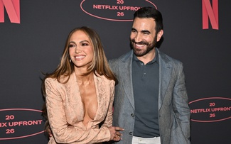 Jennifer Lopez thân mật bên bạn diễn, dấy lên tin đồn hẹn hò