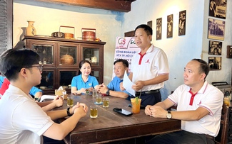 Bên ly cà phê sáng cùng sếp, nhân viên 'chốt' chuyện tăng lương