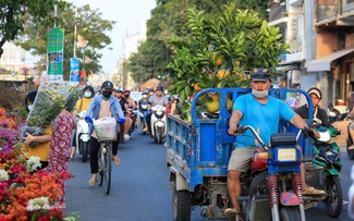 Rắc rối 'giấy khai sinh' cho hàng vận chuyển trên đường
