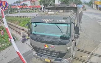 Phạt nguội hàng loạt tài xế vượt đèn đỏ khi qua đường sắt
