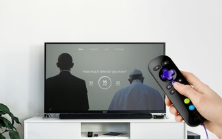 Vì sao đèn nguồn Smart TV luôn sáng kể cả khi đã tắt?