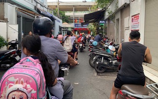 Xe máy chiếm hẻm, gây khó cho phụ huynh