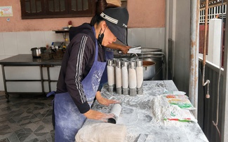 Món cháo... lạ, chỉ bán vài giờ mỗi sáng: Khách đến trễ hết phần