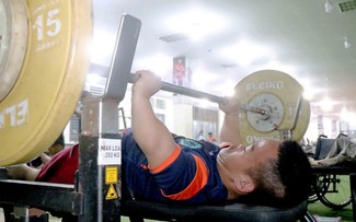 Phía sau những tấm huy chương của 2 chàng trai khuyết tật