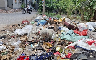 Điểm tập kết rác gần trường học