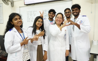 Những bác sĩ tương lai của Ấn Độ 'phải lòng' Tây Đô