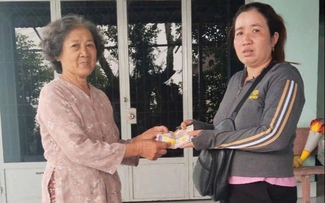 Cụ bà gần 80 tuổi nhặt tiền, vé số trúng thưởng trả lại cho người bán dạo
