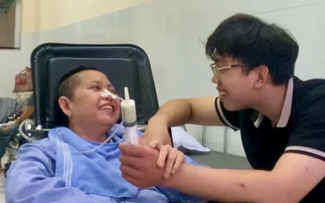 Gác lại giấc mơ TP.HCM, chàng trai về quê chăm mẹ bị tai biến, bố ung thư