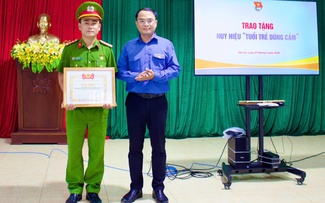 Trao huy hiệu 'Tuổi trẻ dũng cảm' cho đại úy công an cứu trẻ đuối nước