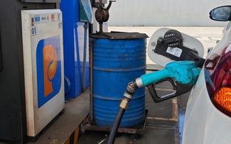 Giá xăng dầu hôm nay 10.6.2026: Lao dốc mất hơn 3%