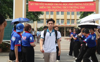 Thi xong tốt nghiệp THPT, nam sinh lao ra cổng làm cú 'siu' như Ronaldo