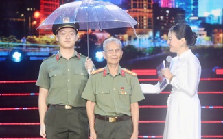 Người dân TP.HCM đội mưa xúc động theo dõi đêm Gala Tổ quốc bình yên