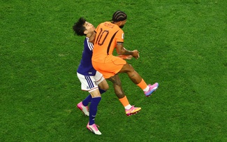 Depay gây phẫn nộ vì đánh vào mặt cầu thủ Nhật Bản, video lộ chứng cứ ‘rành rành’: VAR bị réo tên