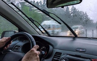 Vì sao nhiều tài xế vẫn hé kính ô tô khi trời mưa lớn?