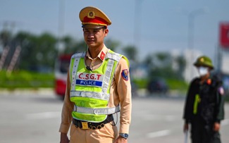 CSGT kiểm tra lỗi chạy quá tốc độ, tài xế bị 'lộ' thêm 3 vi phạm khác