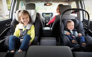 Nhà 3 con nhỏ, xe 5 chỗ không lắp đủ ghế trẻ em phải làm sao?