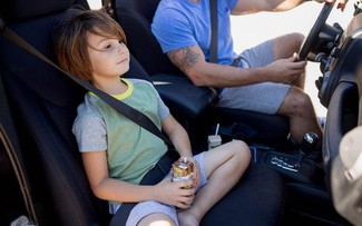 Vì sao trẻ em ngồi hàng ghế trước ô tô tiềm ẩn nguy hiểm?