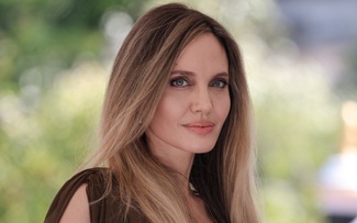 Angelina Jolie thừa nhận không hẹn hò ai suốt 10 năm sau chia tay Brad Pitt