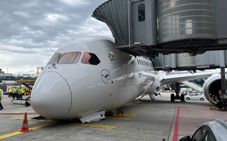 Sập càng đáp trước máy bay Boeing, nhiều người bị thương