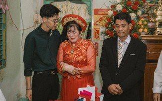 Chàng trai chuẩn bị đám cưới cho cha: 'Con xin phép gọi cô là má'