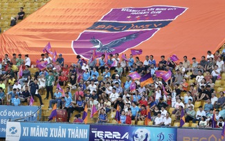 Vĩ Hào và Việt Cường ghi bàn, Becamex TP.HCM thắng HAGL: Vẫn đau đớn xuống hạng!