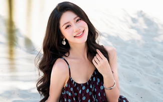 Rạng rỡ với váy họa tiết chấm bi trong những ngày giao mùa