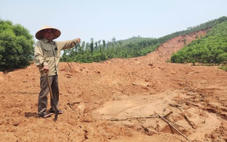 Dân mất sinh kế vì ruộng lúa bị vùi lấp