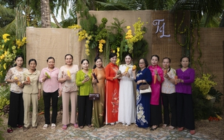 Cô dâu dùng 200 kg rau củ trang trí đám hỏi: 'Đây là nghề nuôi tôi khôn lớn'