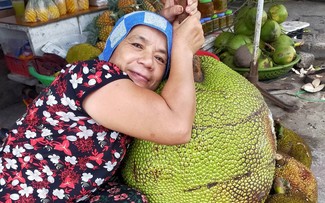 Quả mít khổng lồ nặng 53 kg: Bổ ra, ai trong chợ cũng bất ngờ