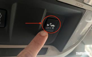 Giải mã nút có biểu tượng xe va chạm kèm ngôi sao trên ô tô