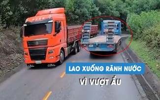 Xe đầu kéo lao xuống rãnh nước sau tình huống vượt ẩu trên đèo